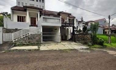 JUAL CEPAT, Rumah 3 Lantai LT 204m² – View Hijau + Air Mata Air, Value Jarang di Harga 1,5M