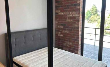 Renta departamento amueblado con 2 habitaciones, 2 baños, 2 cajones de estacionamiento.