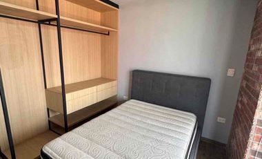 Renta departamento amueblado con 2 habitaciones, 2 baños, 2 cajones de estacionamiento.