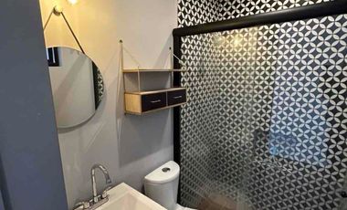 Renta departamento amueblado con 2 habitaciones, 2 baños, 2 cajones de estacionamiento.