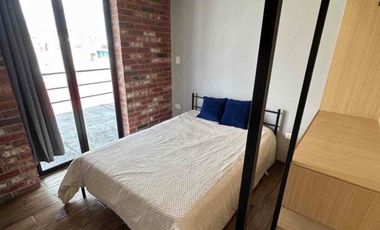 Renta departamento amueblado con 2 habitaciones, 2 baños, 2 cajones de estacionamiento.