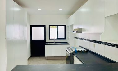 CASA NUEVA EN VENTA CON 6 HABITACIONES, ALBERCA Y JARDIN EN FRACCIONAMIENTBRISAS, CUERNAVACA, MORELOS