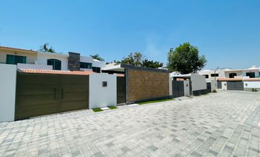 CASA NUEVA CON 4 HABITACIONES, ALBERCA Y JARDIN DENTRO DE FRACCIONAMIENTO EN XOCHITEPEC, MORELOS