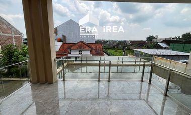 RUMAH MEWAH 2 LANTAI DIJUAL DI SOLO DEKAT KAMPUS UNISRI DAN PASAR NUSUKAN