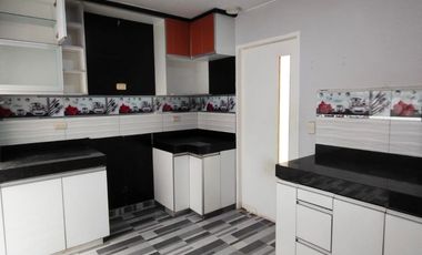 Venta de Amplia Casa de 3 pisos, 6 habitaciones en Los Cedros Chorrillos