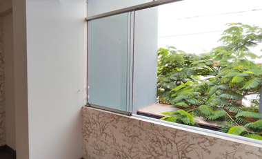 Venta de Amplia Casa de 3 pisos, 6 habitaciones en Los Cedros Chorrillos