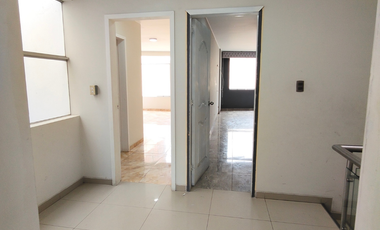 Venta de Amplia Casa de 3 pisos, 6 habitaciones en Los Cedros Chorrillos