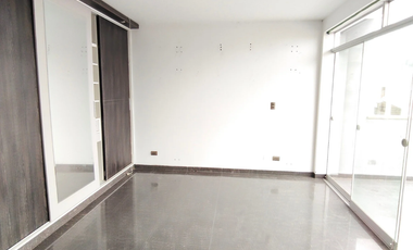 Venta de Amplia Casa de 3 pisos, 6 habitaciones en Los Cedros Chorrillos