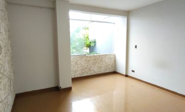 Venta de Amplia Casa de 3 pisos, 6 habitaciones en Los Cedros Chorrillos