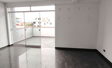 Venta de Amplia Casa de 3 pisos, 6 habitaciones en Los Cedros Chorrillos