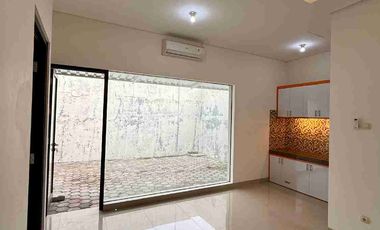 Rumah baru minimalis modern dalam perumahan elite dekat Kota Gedhe