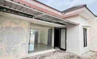 Rumah baru minimalis modern dalam perumahan elite dekat Kota Gedhe
