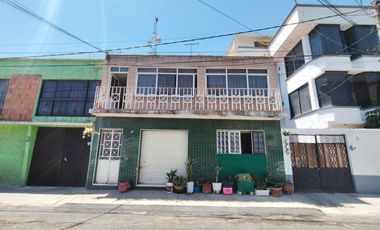 Se vende propiedad con 6 departamentos y local comercial