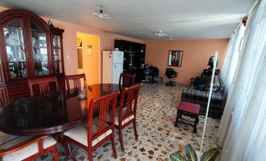 Se vende propiedad con 6 departamentos y local comercial