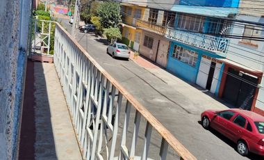 Se vende propiedad con 6 departamentos y local comercial