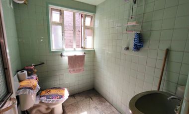 Se vende propiedad con 6 departamentos y local comercial
