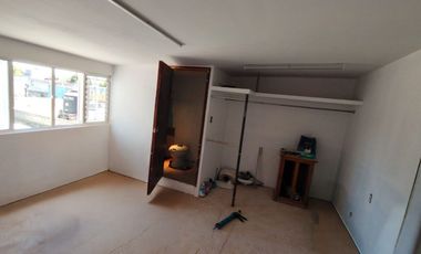Se vende propiedad con 6 departamentos y local comercial