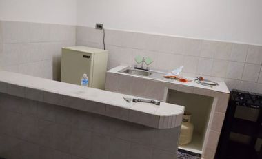 Se vende propiedad con 6 departamentos y local comercial