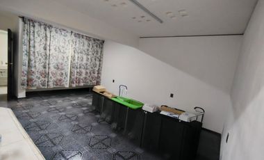 Se vende propiedad con 6 departamentos y local comercial