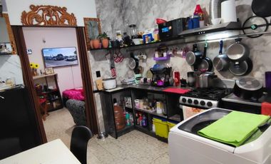 Se vende propiedad con 6 departamentos y local comercial