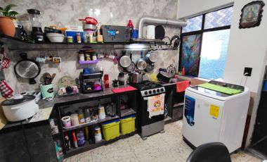 Se vende propiedad con 6 departamentos y local comercial