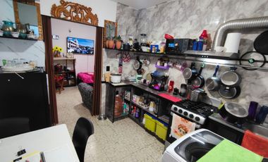 Se vende propiedad con 6 departamentos y local comercial