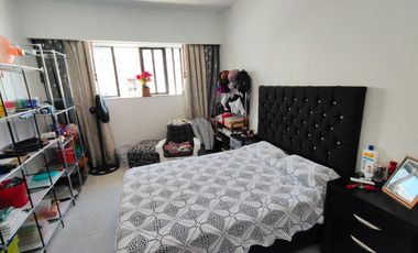Se vende propiedad con 6 departamentos y local comercial