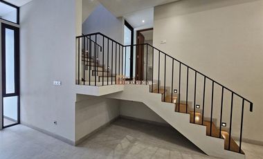 Lokasi strategis! Brand New Modern Minimalis Dijual Rumah Jelambar Kavling Polri 2,5 Lantai Unfurnish Grogol jakarta barat