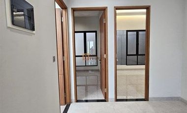 Lokasi strategis! Brand New Modern Minimalis Dijual Rumah Jelambar Kavling Polri 2,5 Lantai Unfurnish Grogol jakarta barat