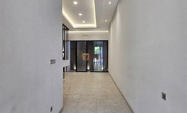 Lokasi strategis! Brand New Modern Minimalis Dijual Rumah Jelambar Kavling Polri 2,5 Lantai Unfurnish Grogol jakarta barat
