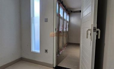 Lokasi strategis! Brand New Modern Minimalis Dijual Rumah Jelambar Kavling Polri 2,5 Lantai Unfurnish Grogol jakarta barat