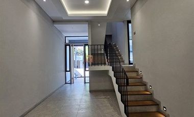 Lokasi strategis! Brand New Modern Minimalis Dijual Rumah Jelambar Kavling Polri 2,5 Lantai Unfurnish Grogol jakarta barat
