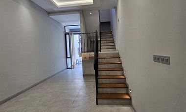 Lokasi strategis! Brand New Modern Minimalis Dijual Rumah Jelambar Kavling Polri 2,5 Lantai Unfurnish Grogol jakarta barat