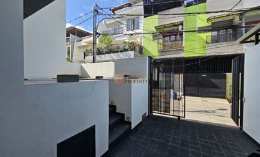Lokasi strategis! Brand New Modern Minimalis Dijual Rumah Jelambar Kavling Polri 2,5 Lantai Unfurnish Grogol jakarta barat