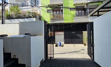 Lokasi strategis! Brand New Modern Minimalis Dijual Rumah Jelambar Kavling Polri 2,5 Lantai Unfurnish Grogol jakarta barat