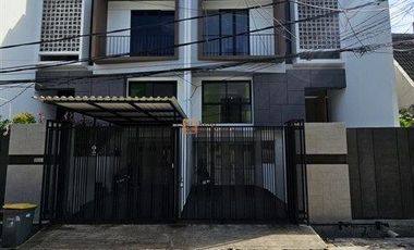 Lokasi strategis! Brand New Modern Minimalis Dijual Rumah Jelambar Kavling Polri 2,5 Lantai Unfurnish Grogol jakarta barat
