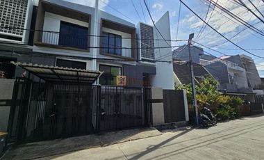 Lokasi strategis! Brand New Modern Minimalis Dijual Rumah Jelambar Kavling Polri 2,5 Lantai Unfurnish Grogol jakarta barat