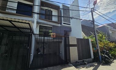 Lokasi strategis! Brand New Modern Minimalis Dijual Rumah Jelambar Kavling Polri 2,5 Lantai Unfurnish Grogol jakarta barat