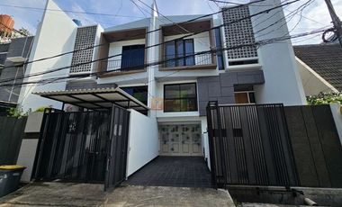 Lokasi strategis! Brand New Modern Minimalis Dijual Rumah Jelambar Kavling Polri 2,5 Lantai Unfurnish Grogol jakarta barat