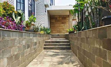 Sewa Rumah Modern di Kebayoran Lama Posisi Hook