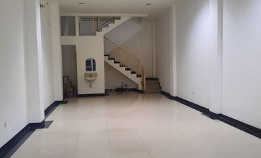 Disewakan Ruko 3.5 Lantai 245m2 + Rooftop Kelapa Gading