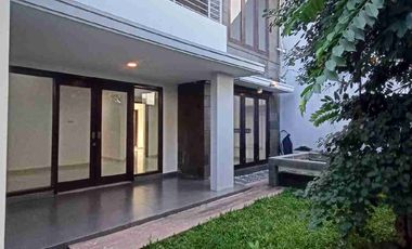 Termurah‼️Rumah 2 Lantai Luas 240m² di Jalan Utama Puri Surya Jaya Gedangan