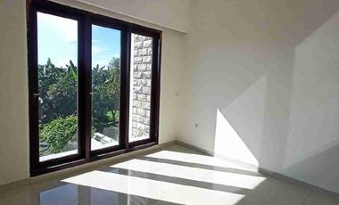 Termurah‼️Rumah 2 Lantai Luas 240m² di Jalan Utama Puri Surya Jaya Gedangan