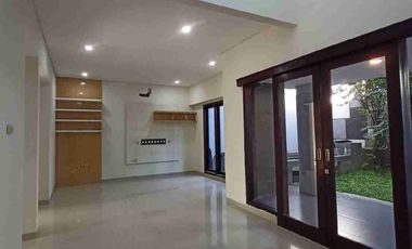 Termurah‼️Rumah 2 Lantai Luas 240m² di Jalan Utama Puri Surya Jaya Gedangan