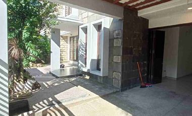 Termurah‼️Rumah 2 Lantai Luas 240m² di Jalan Utama Puri Surya Jaya Gedangan