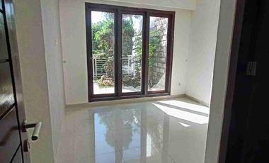 Termurah‼️Rumah 2 Lantai Luas 240m² di Jalan Utama Puri Surya Jaya Gedangan