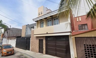 CASA DE 2 NIVELES EN LA FLORESTA, ZAMORA CON 127m2 de TERRENO