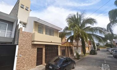 CASA DE 2 NIVELES EN LA FLORESTA, ZAMORA CON 127m2 de TERRENO