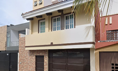 CASA DE 2 NIVELES EN LA FLORESTA, ZAMORA CON 127m2 de TERRENO