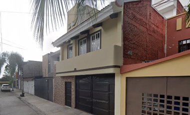 CASA DE 2 NIVELES EN LA FLORESTA, ZAMORA CON 127m2 de TERRENO